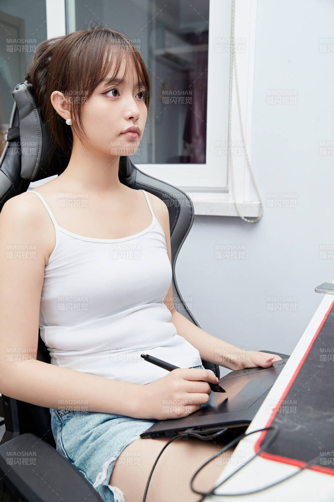 居家在電腦前工作的亞洲少女