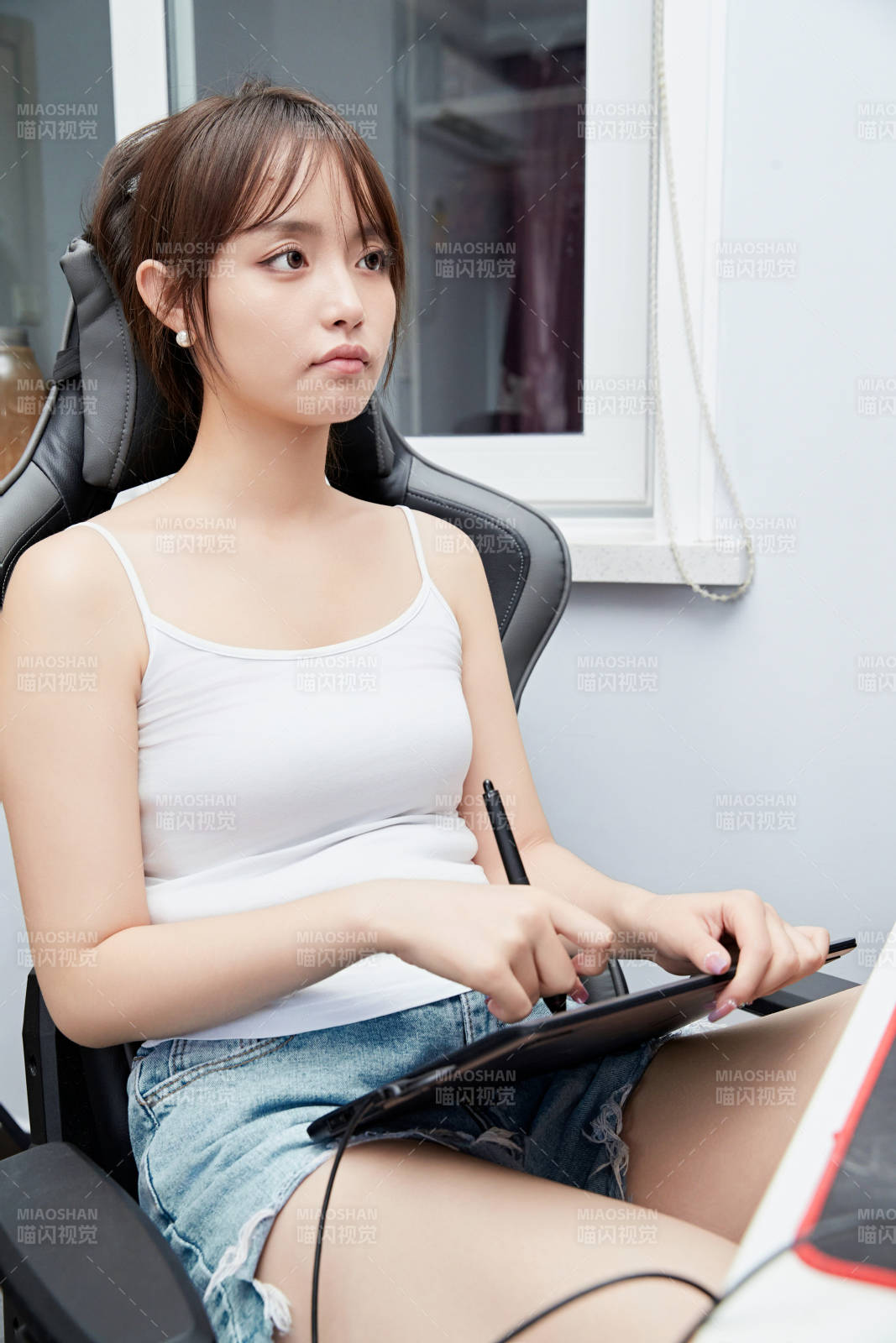 居家在電腦前工作的亞洲少女