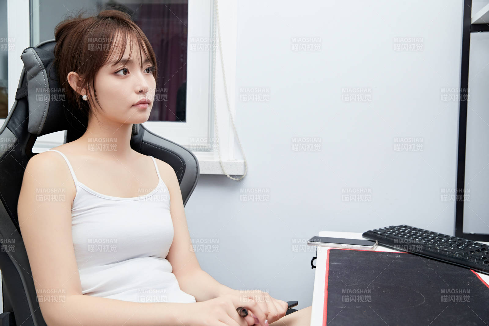 居家在電腦前工作的亞洲少女