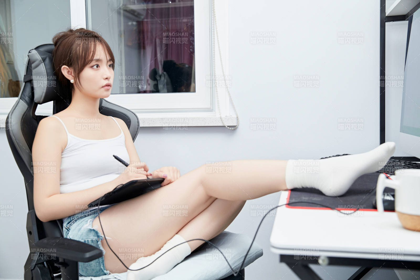 居家在電腦前工作的亞洲少女