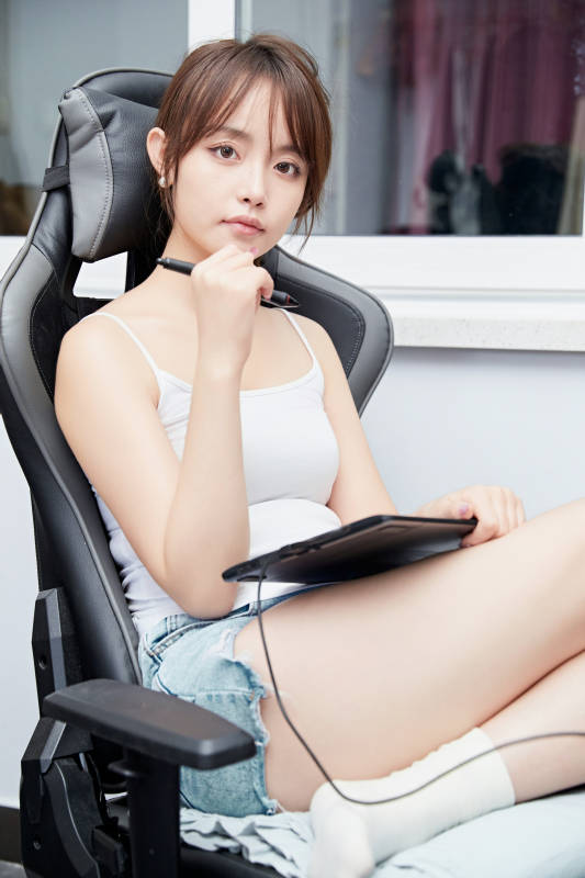 居家在电脑前工作的亚洲少女