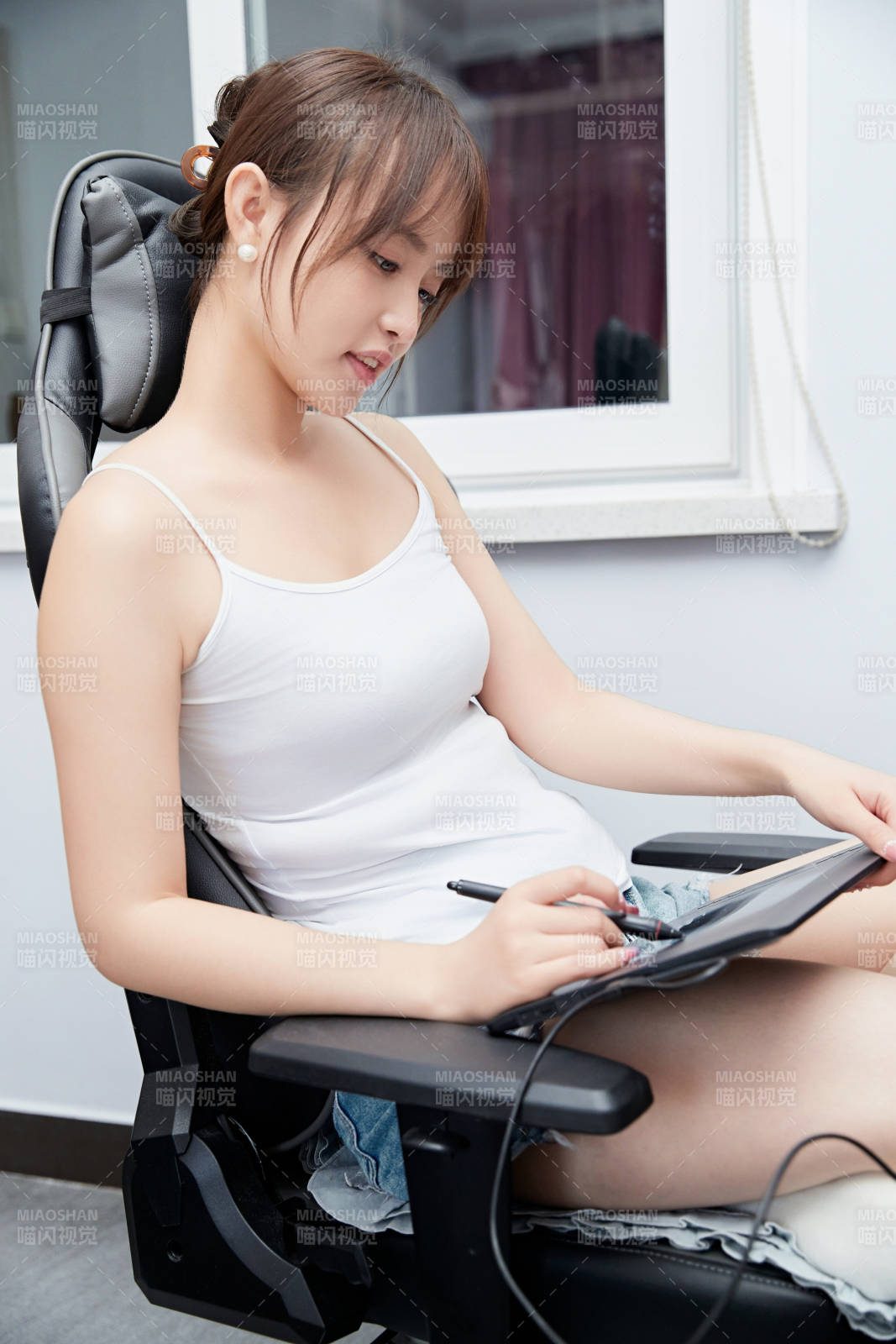 居家在电脑前工作的亚洲少女