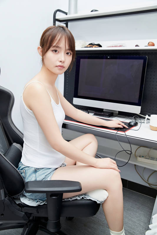 居家在电脑前工作的亚洲少女