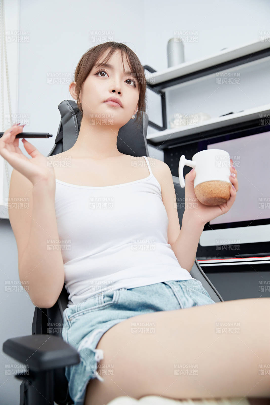 居家在電腦前工作的亞洲少女