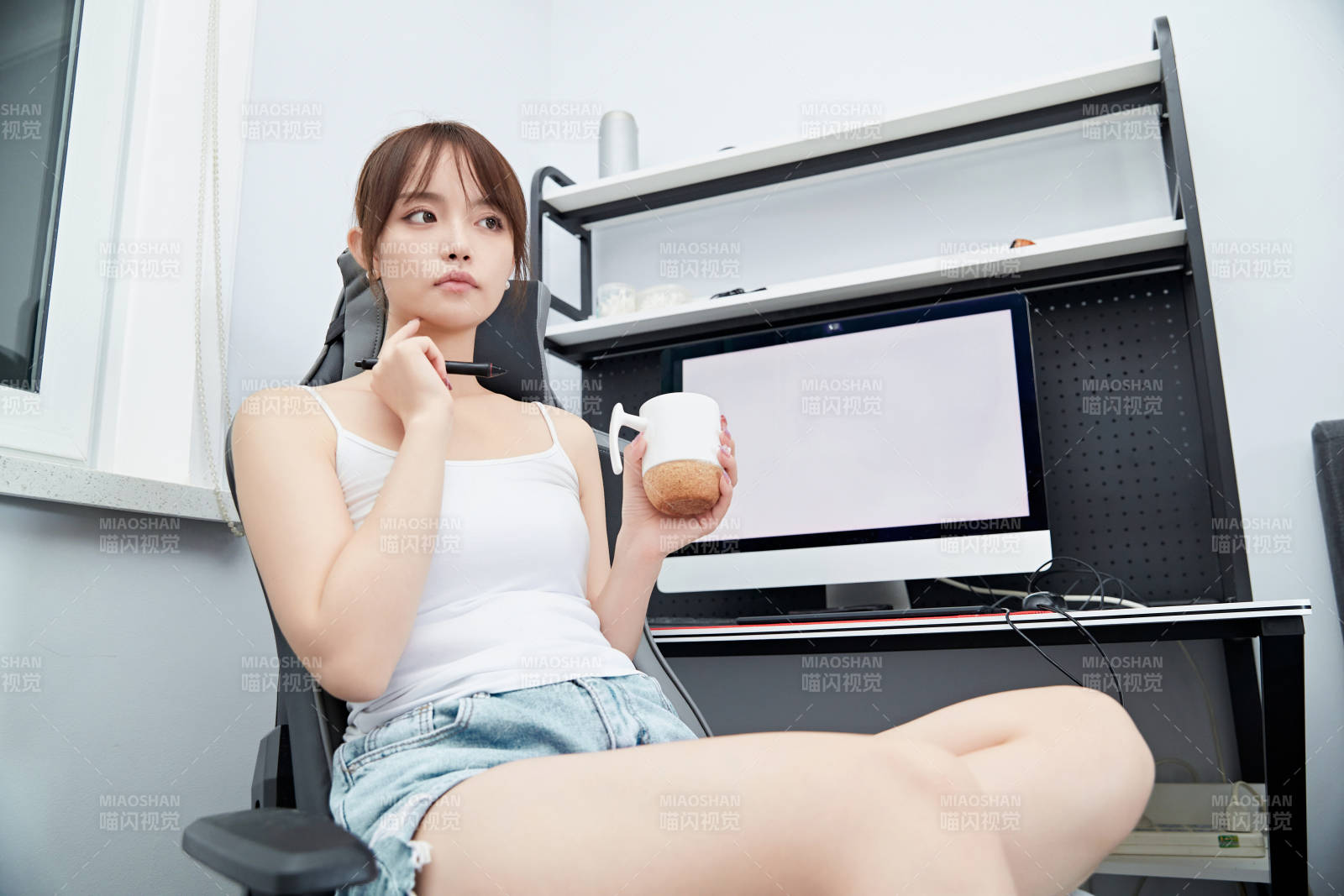 居家在電腦前工作的亞洲少女