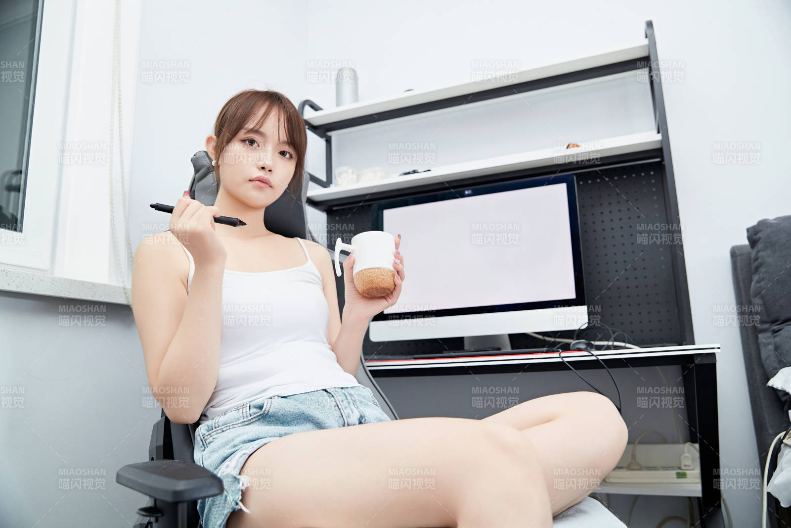 居家在電腦前工作的亞洲少女