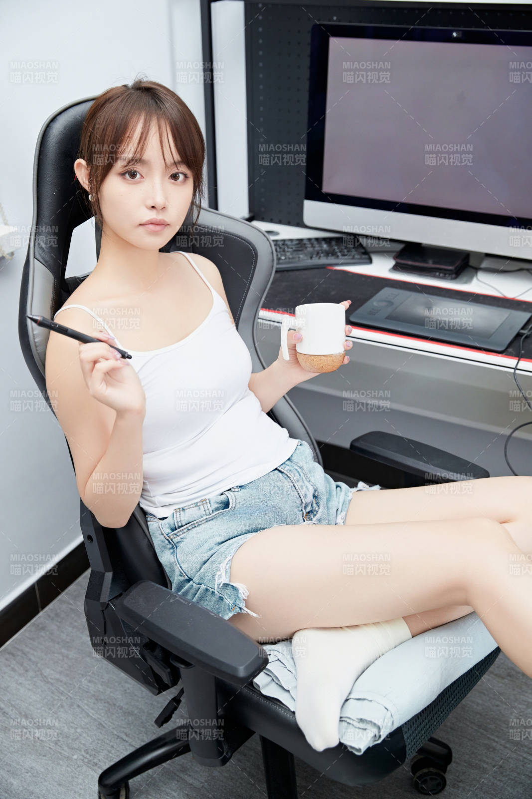 居家在電腦前工作的亞洲少女