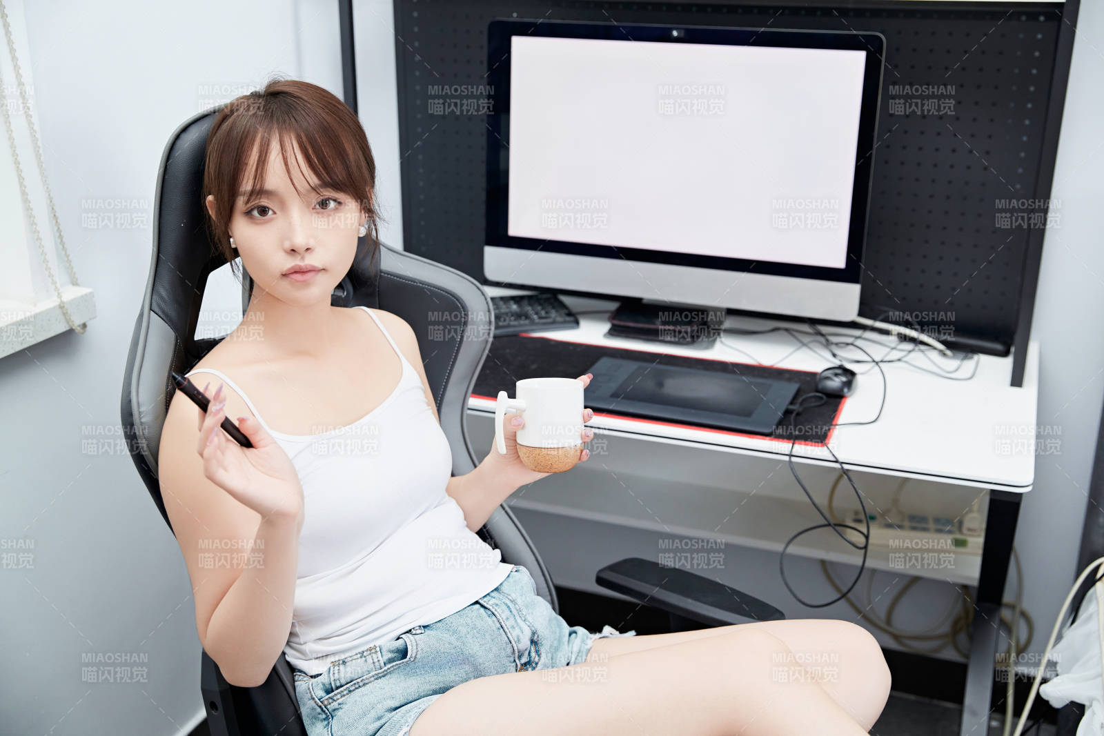 居家在電腦前工作的亞洲少女