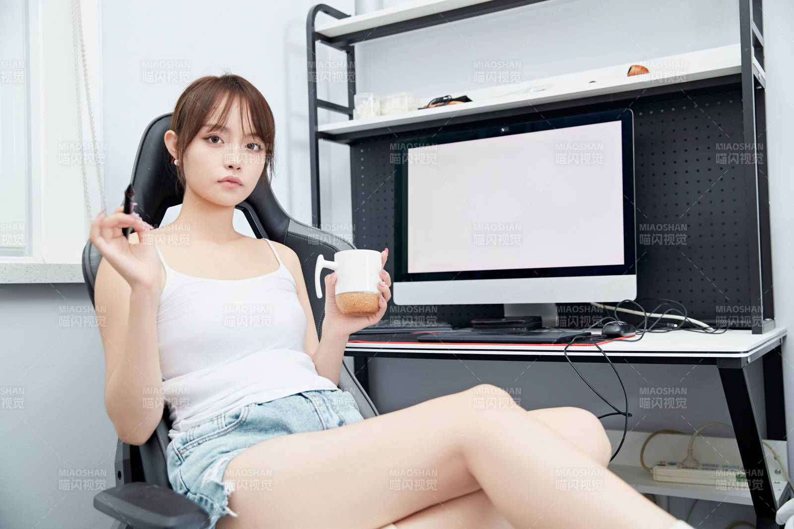 居家在電腦前工作的亞洲少女