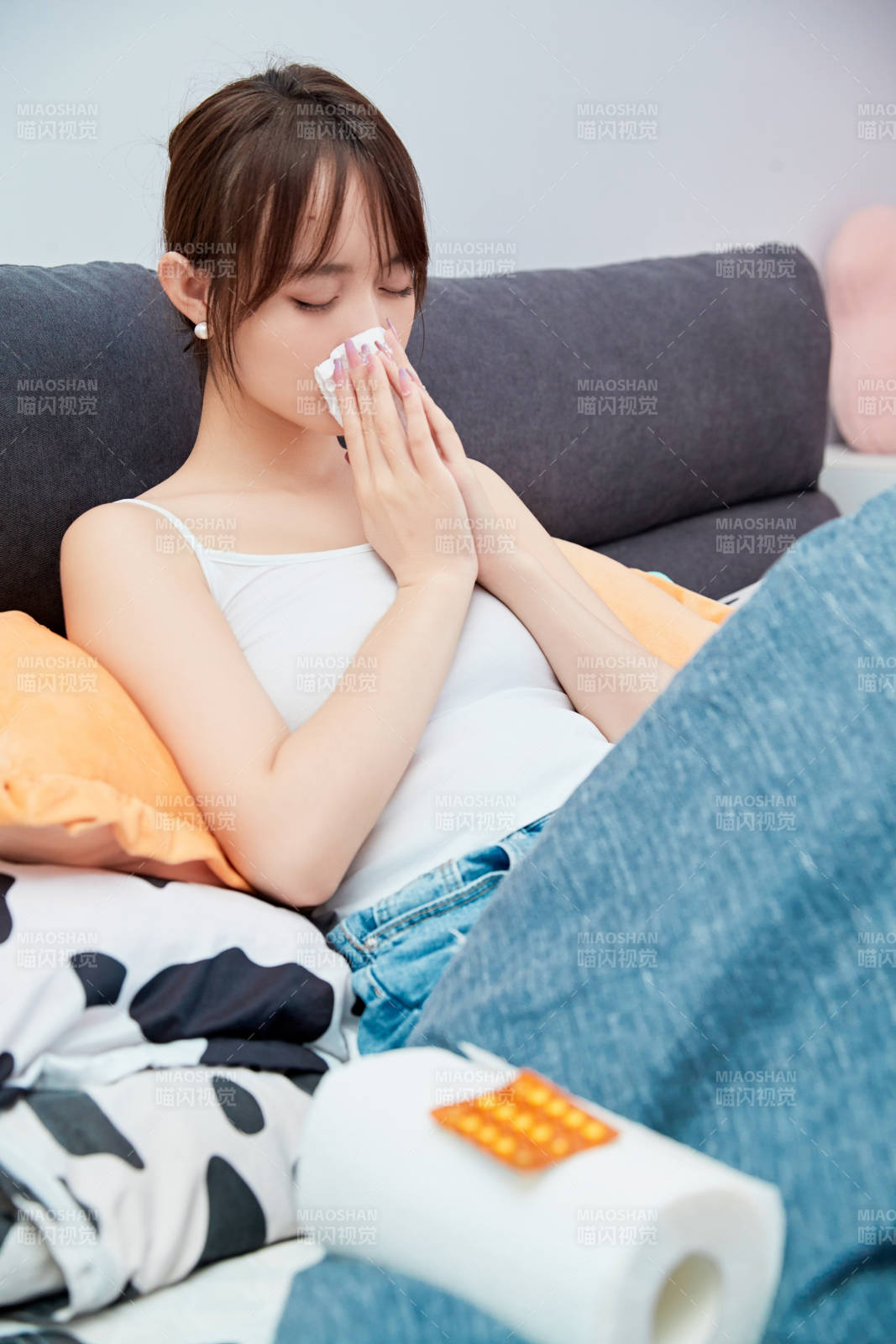 因?yàn)樯≡诩姨稍诖采系酿B(yǎng)病的少女