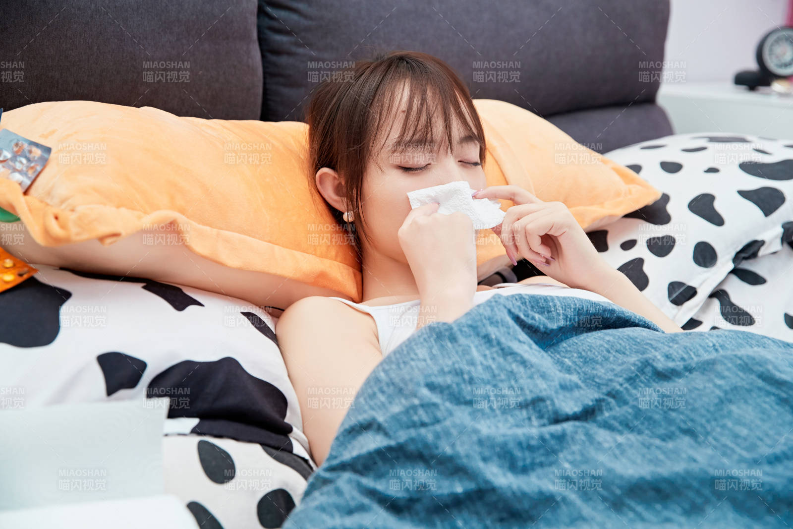 因为生病在家躺在床上的养病的少女