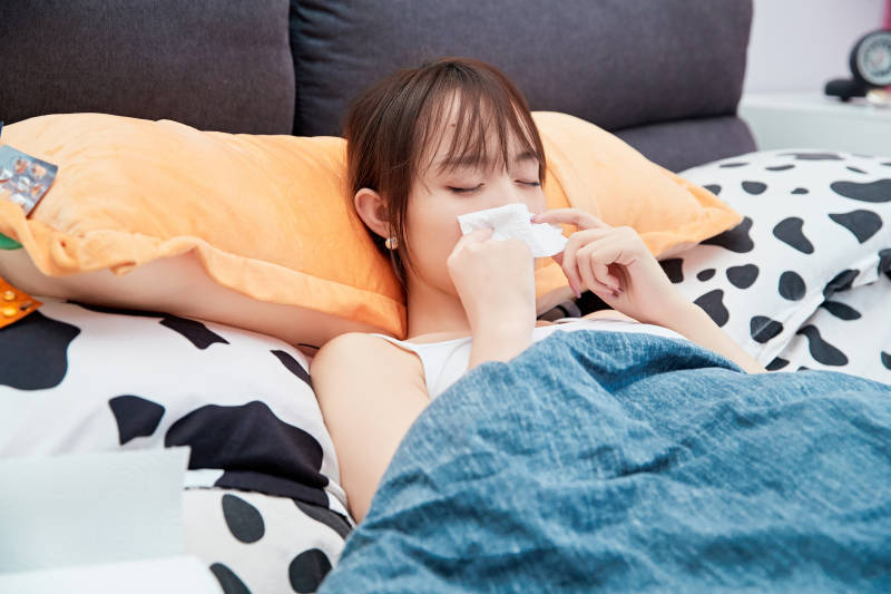 因为生病在家躺在床上的养病的少女