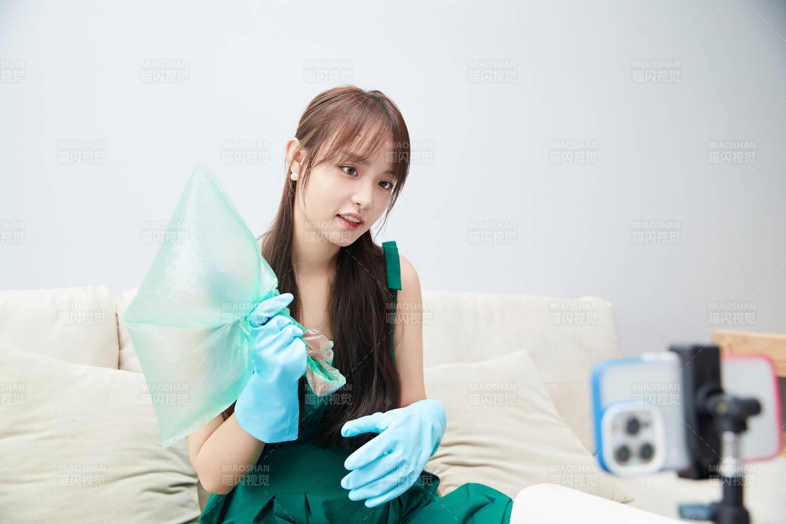 正在進行網絡直播帶貨的美女主播