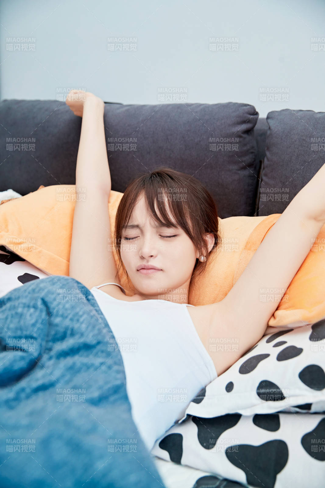 因月经痛躺在床上休息的少女