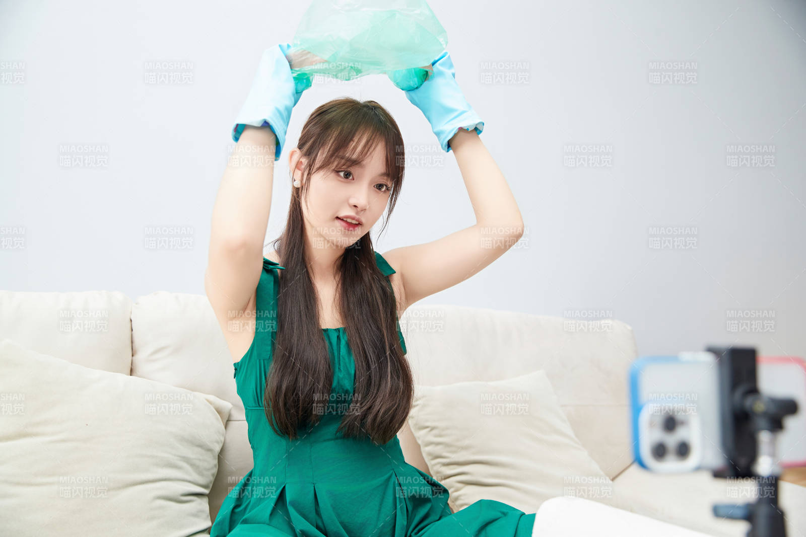 正在進(jìn)行網(wǎng)絡(luò)直播帶貨的美女主播