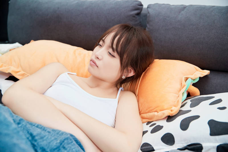 刚刚睡醒起床的亚洲女孩