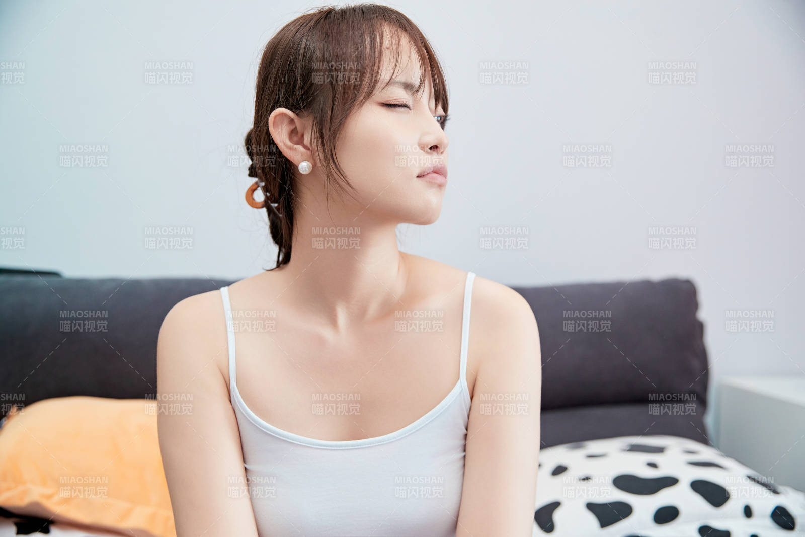 剛剛睡醒起床的亞洲女孩