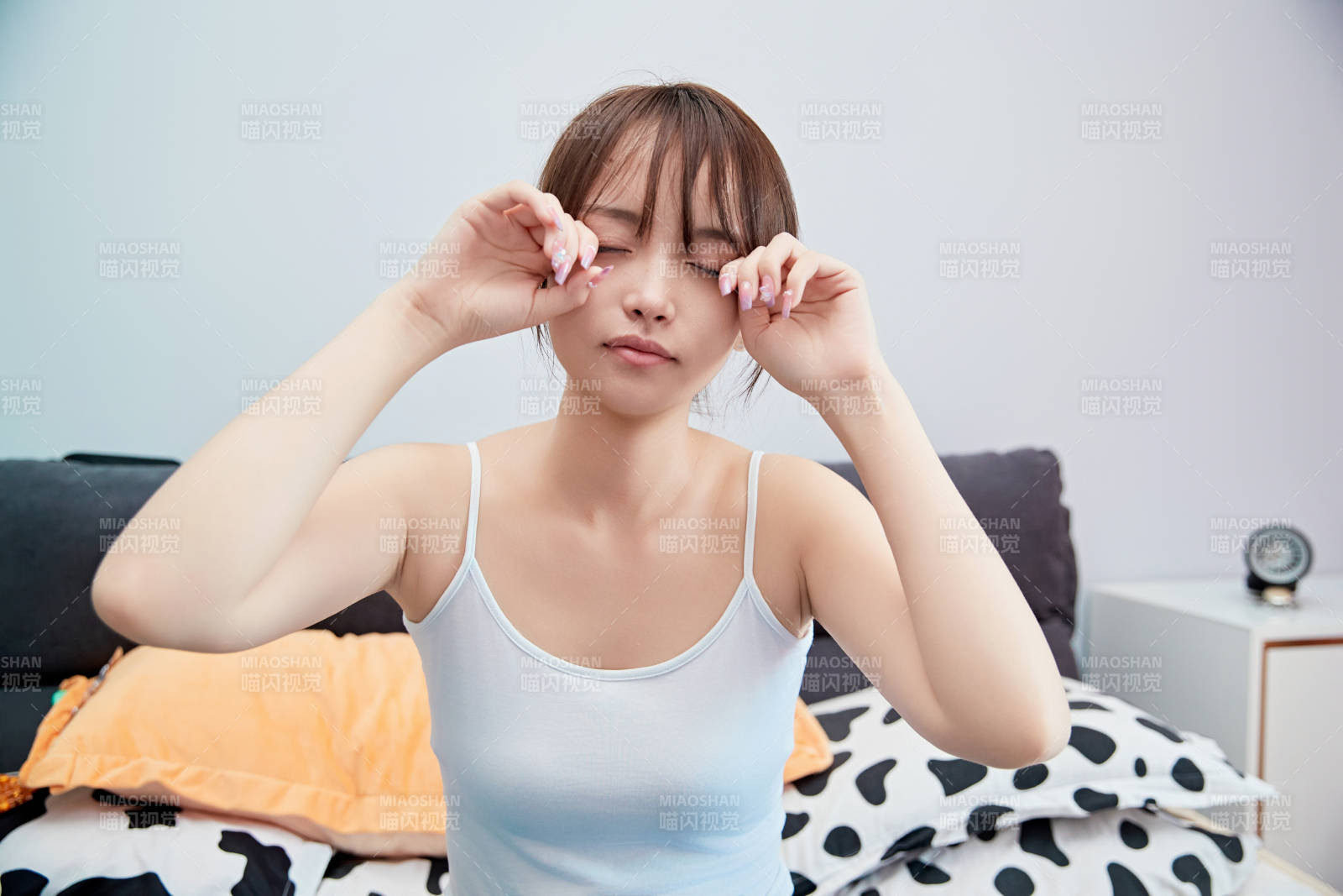 剛剛睡醒起床的亞洲女孩