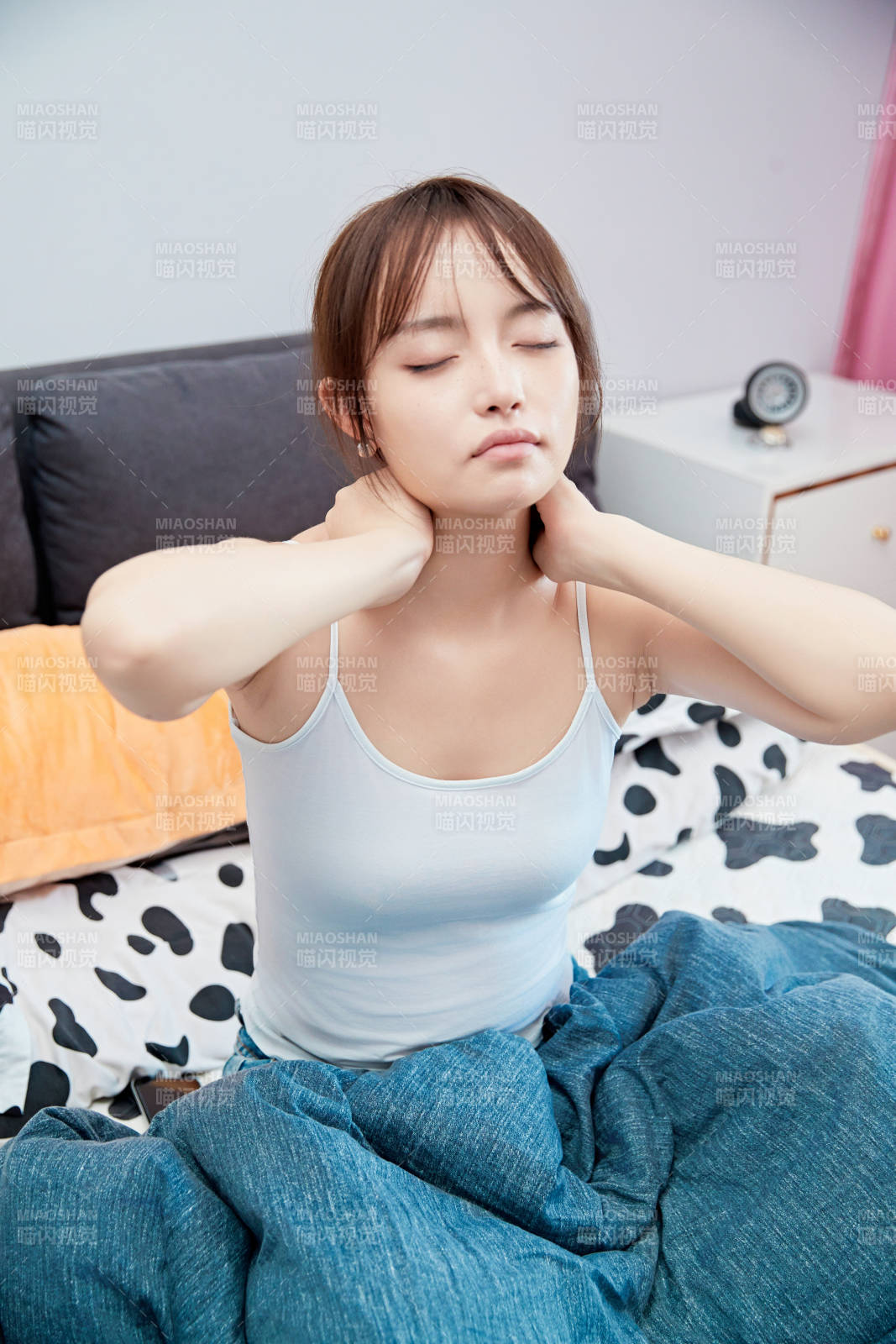 剛剛睡醒起床的亞洲女孩