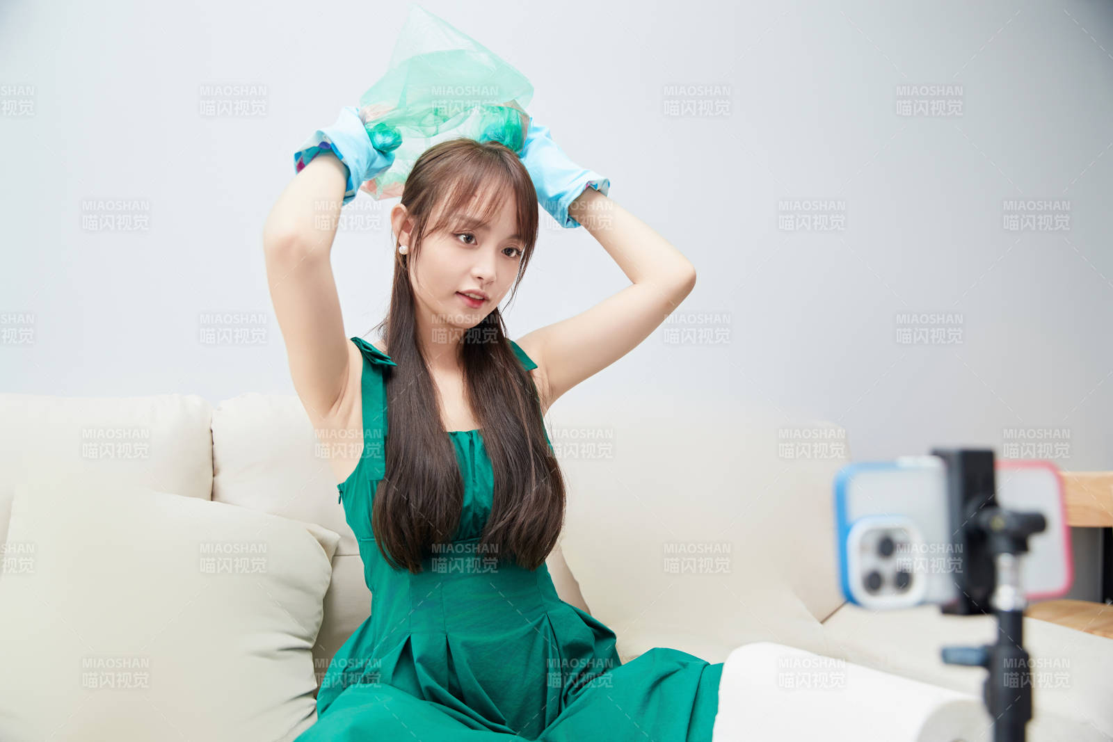 正在進行網絡直播帶貨的美女主播