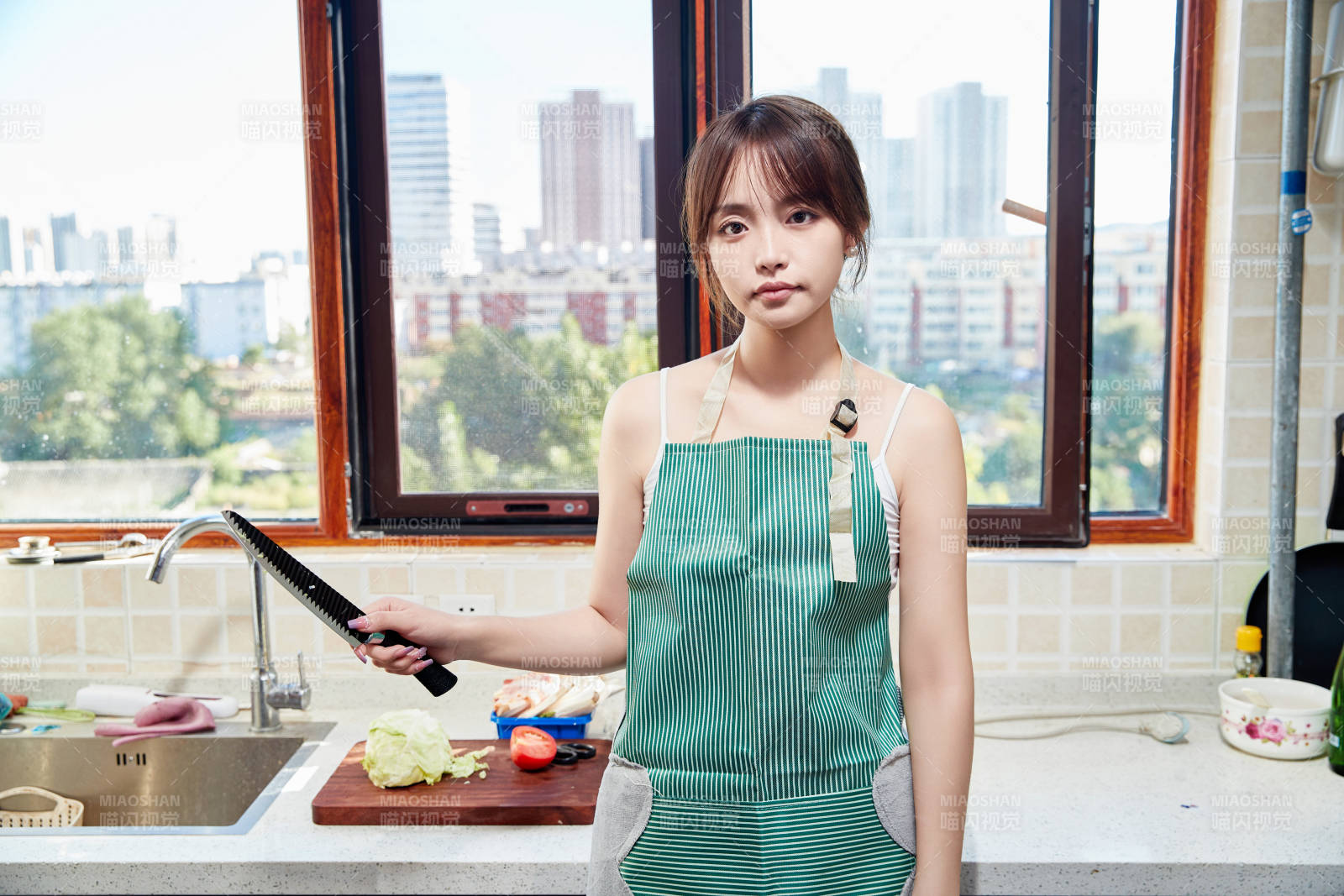 在厨房下厨做饭的年轻亚洲女性