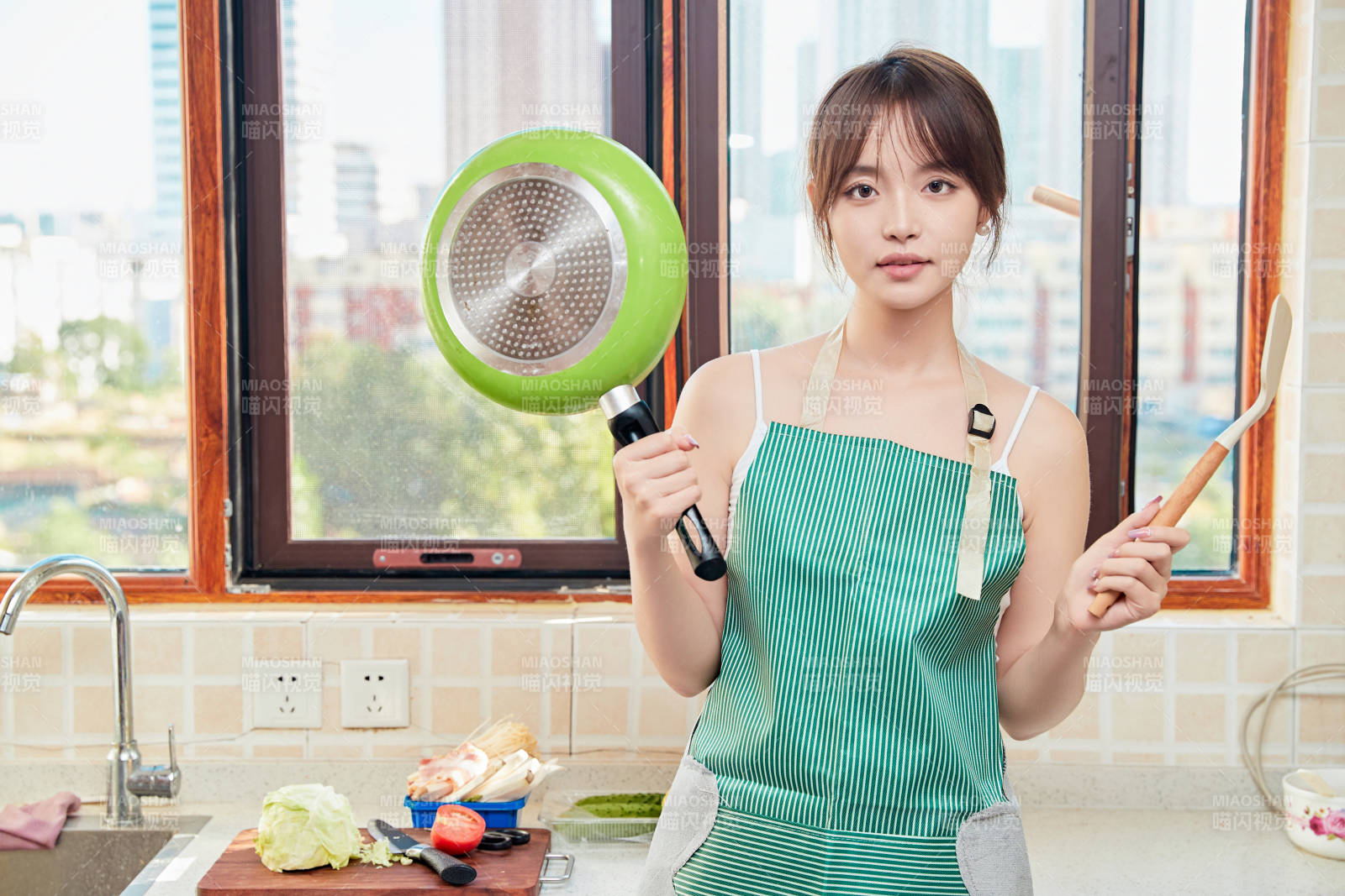 在厨房下厨做饭的年轻亚洲女性