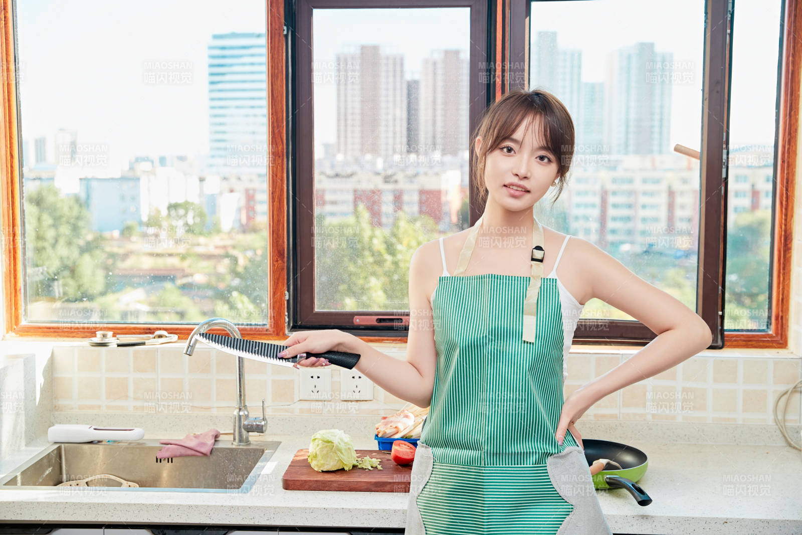 在厨房下厨做饭的年轻亚洲女性