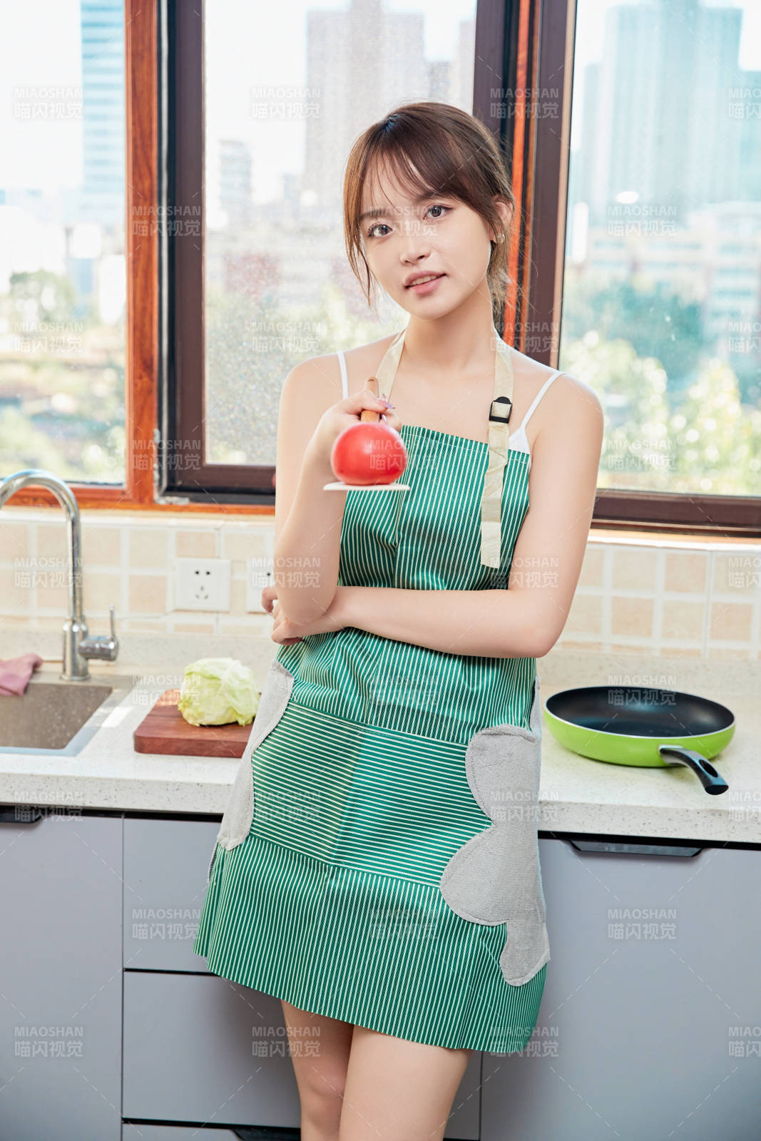 在厨房下厨做饭的年轻亚洲女性