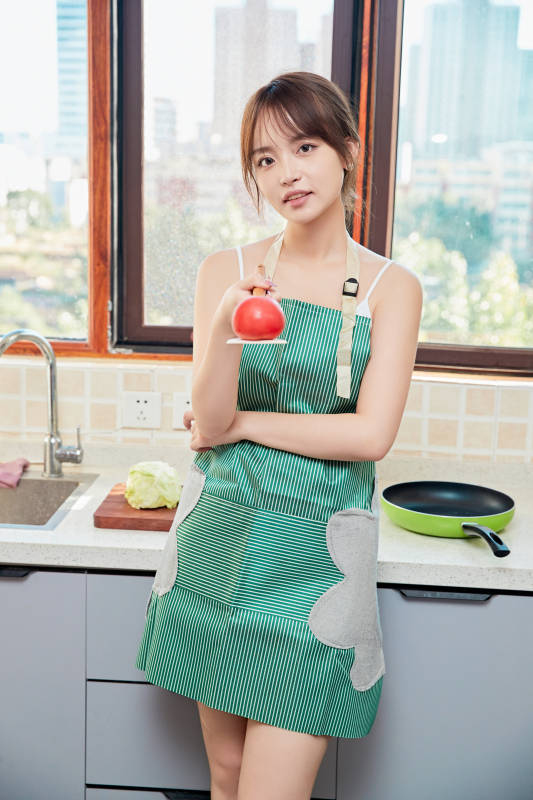 在厨房下厨做饭的年轻亚洲女性