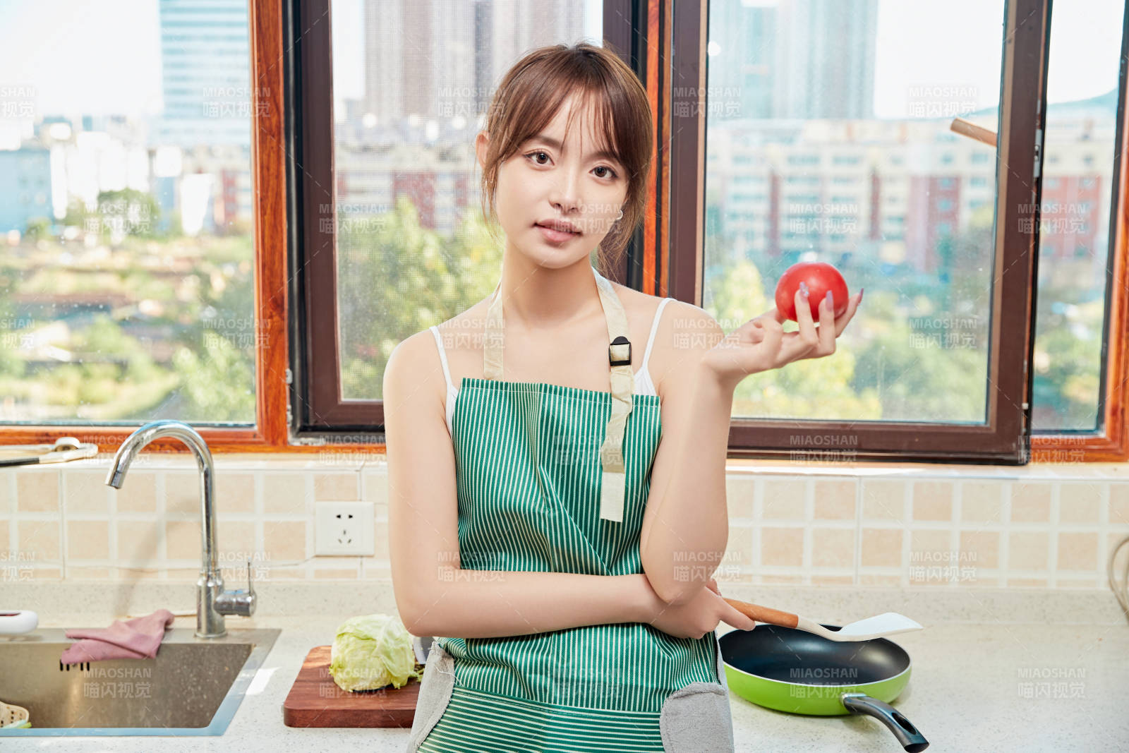 在厨房下厨做饭的年轻亚洲女性