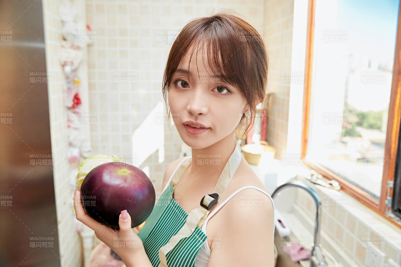 在厨房下厨做饭的年轻亚洲女性