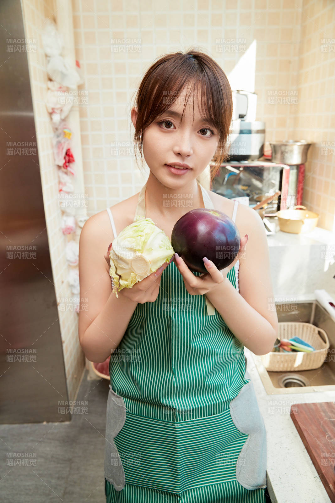 在厨房下厨做饭的年轻亚洲女性