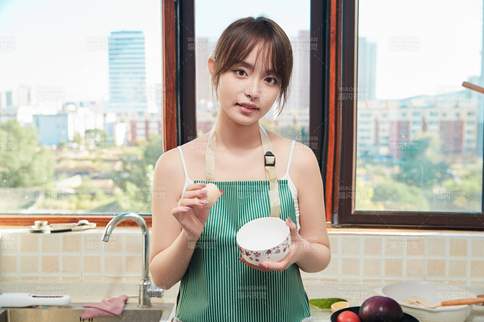 在厨房下厨做饭的年轻亚洲女性