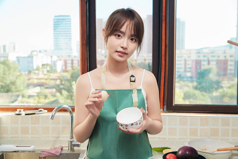 在厨房下厨做饭的年轻亚洲女性