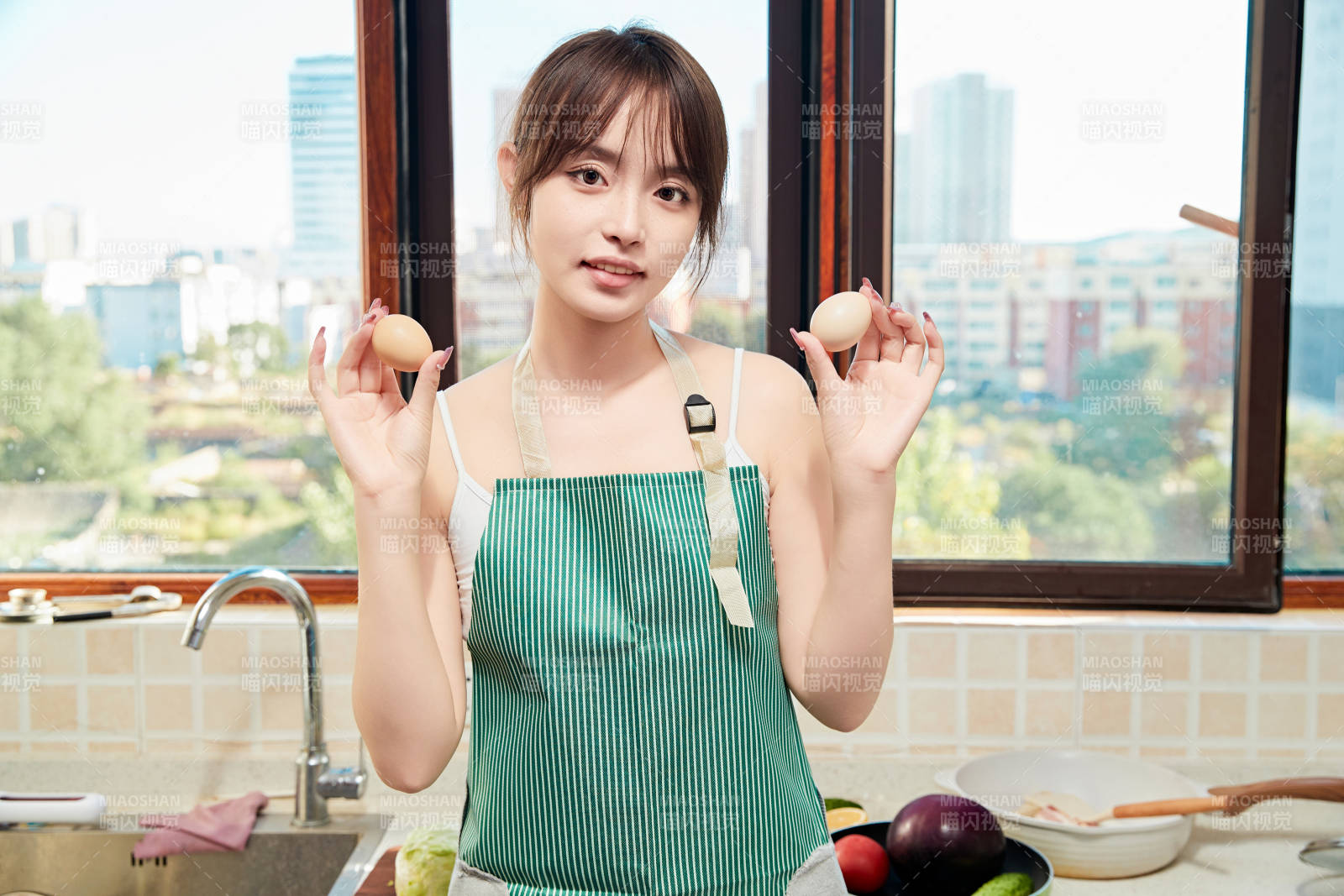 在厨房下厨做饭的年轻亚洲女性