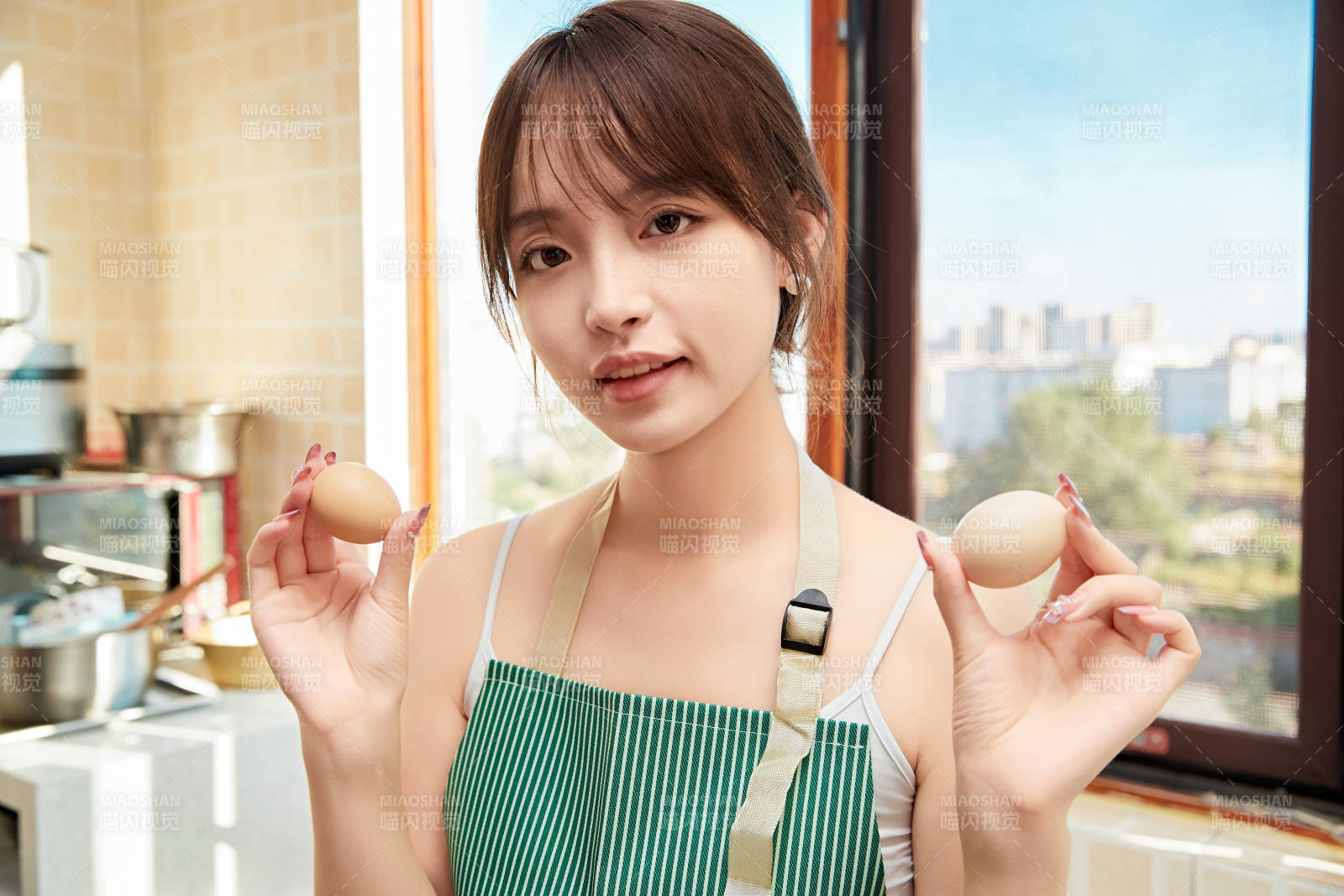 在厨房下厨做饭的年轻亚洲女性