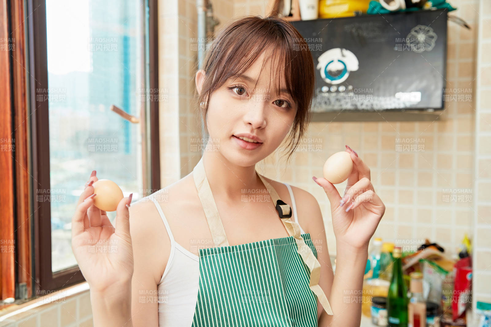 在廚房下廚做飯的年輕亞洲女性