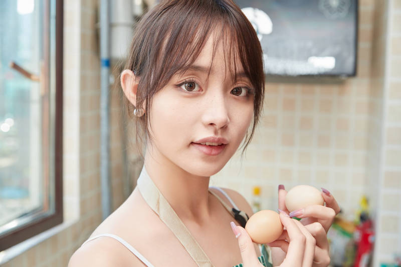 在厨房下厨做饭的年轻亚洲女性