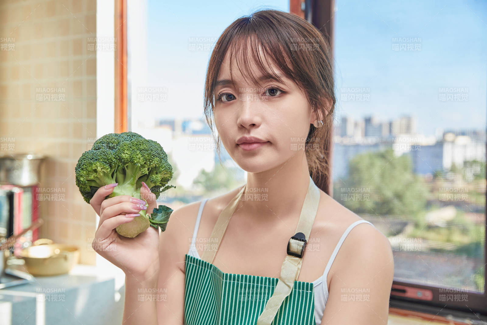 在厨房下厨做饭的年轻亚洲女性