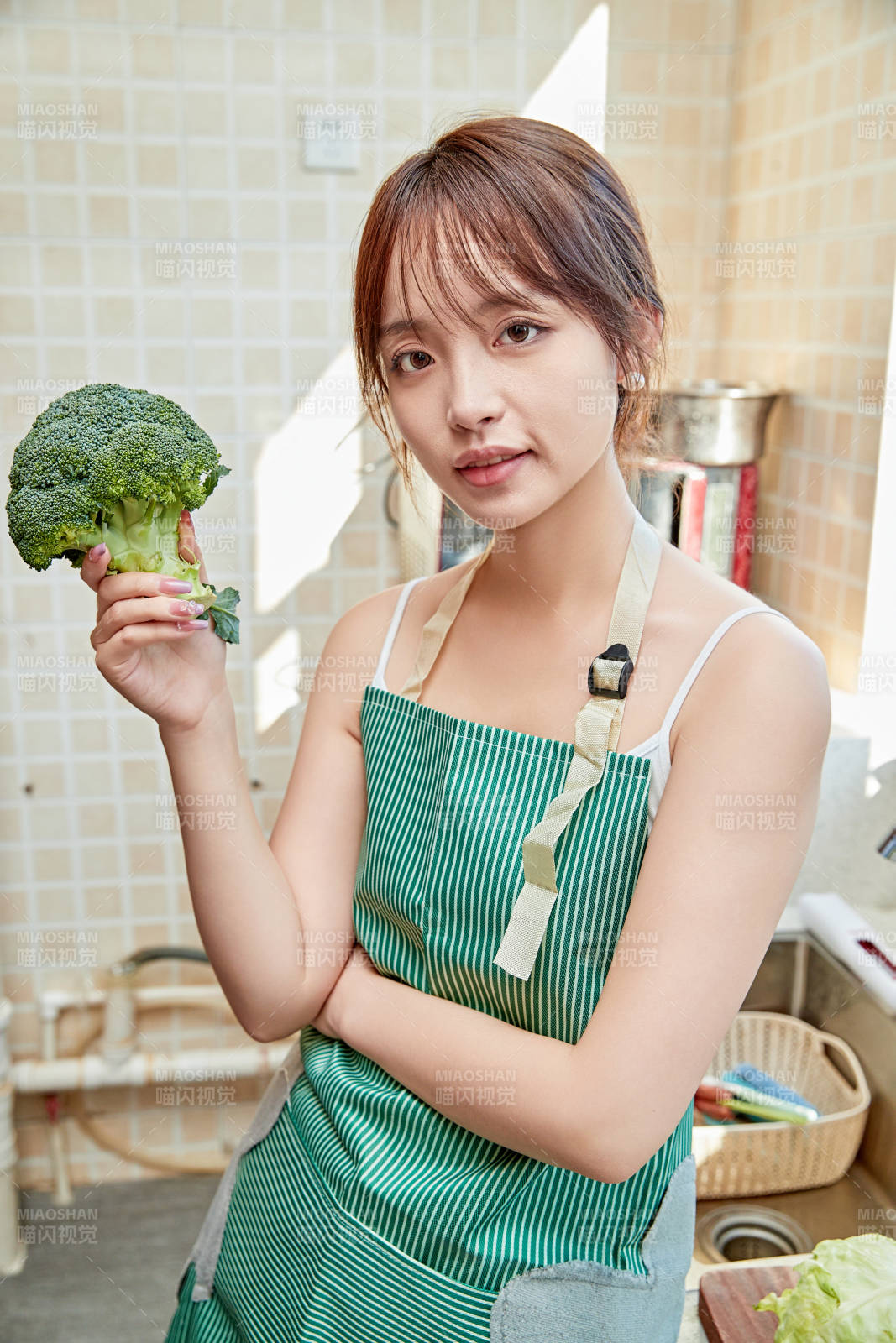 在廚房下廚做飯的年輕亞洲女性