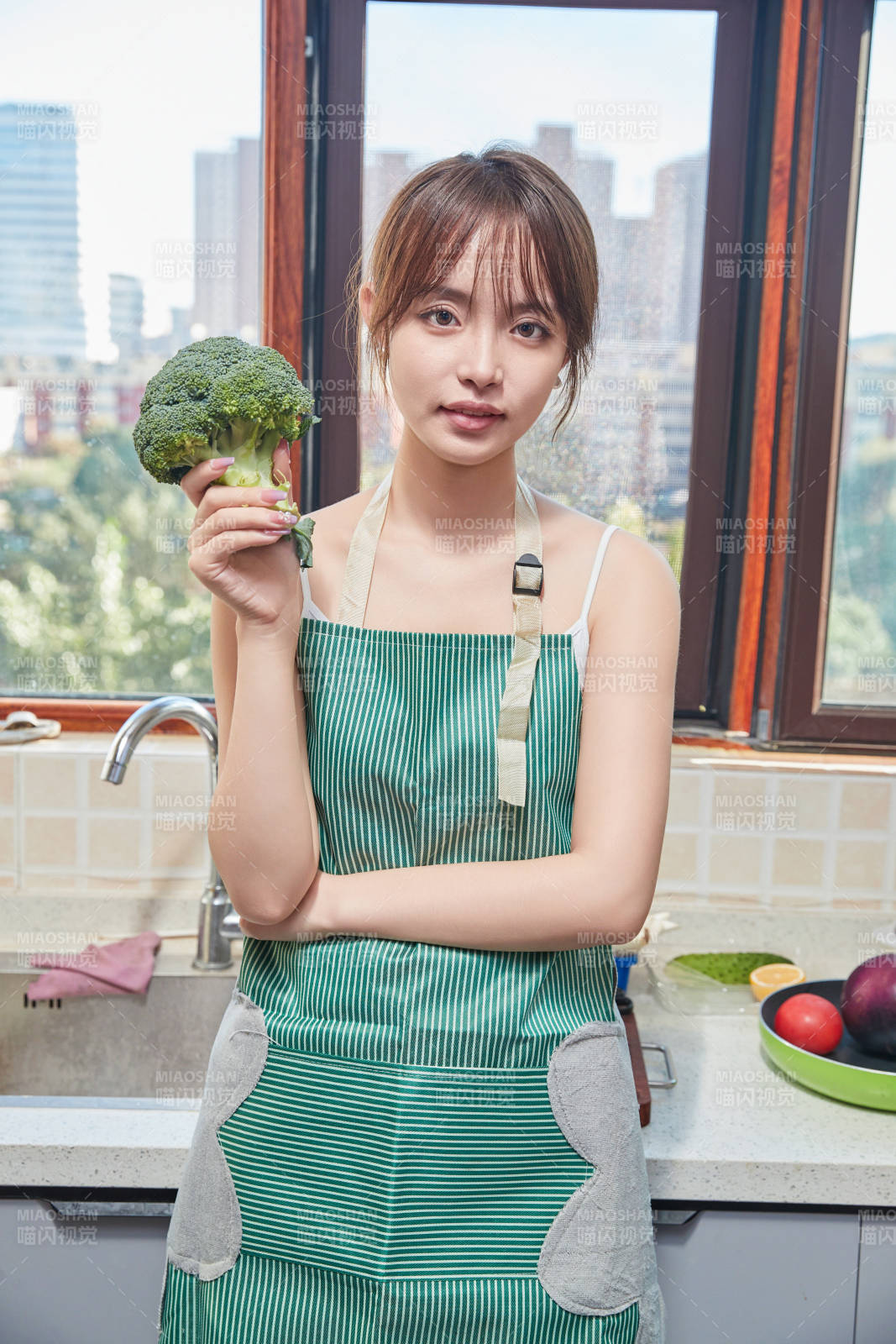 在厨房下厨做饭的年轻亚洲女性