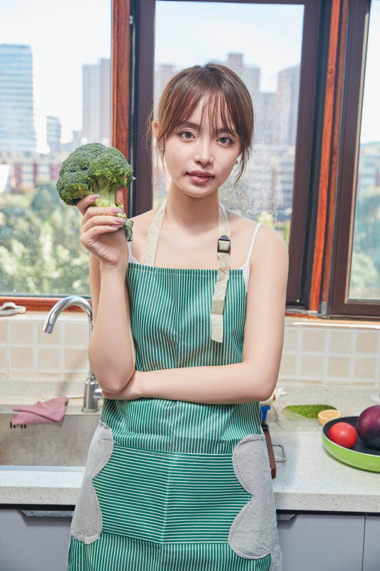 在厨房下厨做饭的年轻亚洲女性