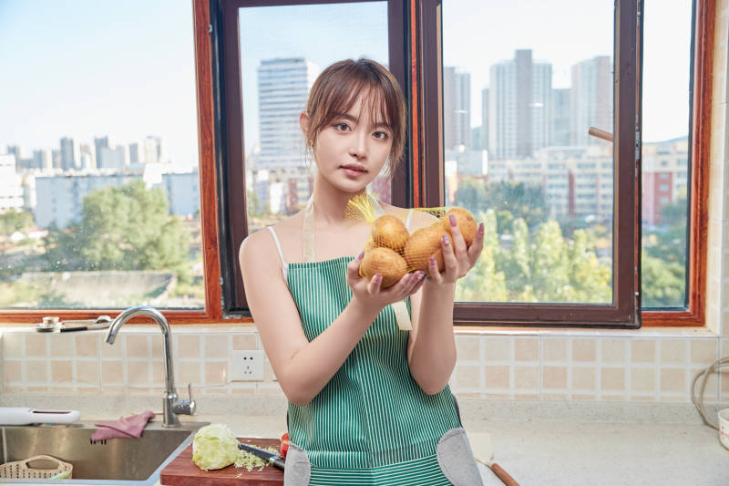 在厨房下厨做饭的年轻亚洲女性