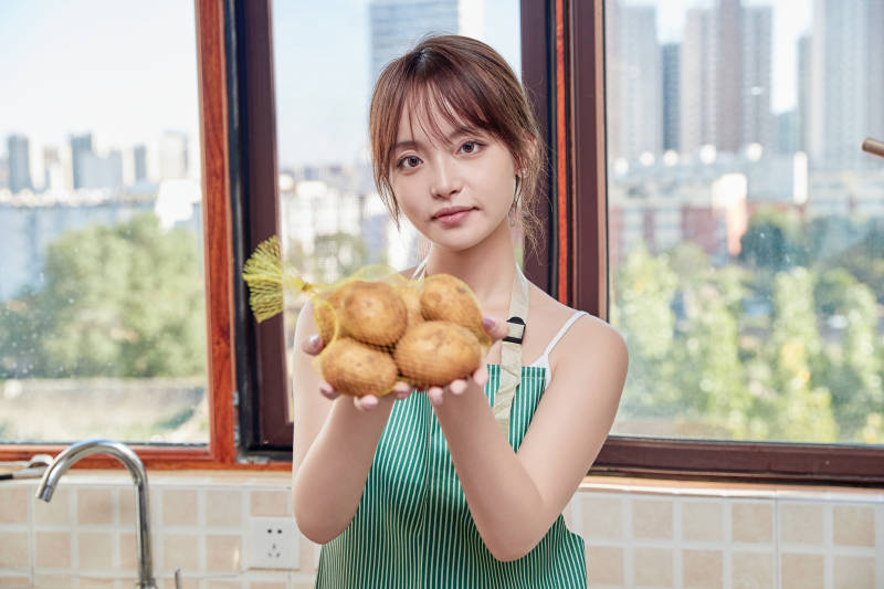 在厨房下厨做饭的年轻亚洲女性