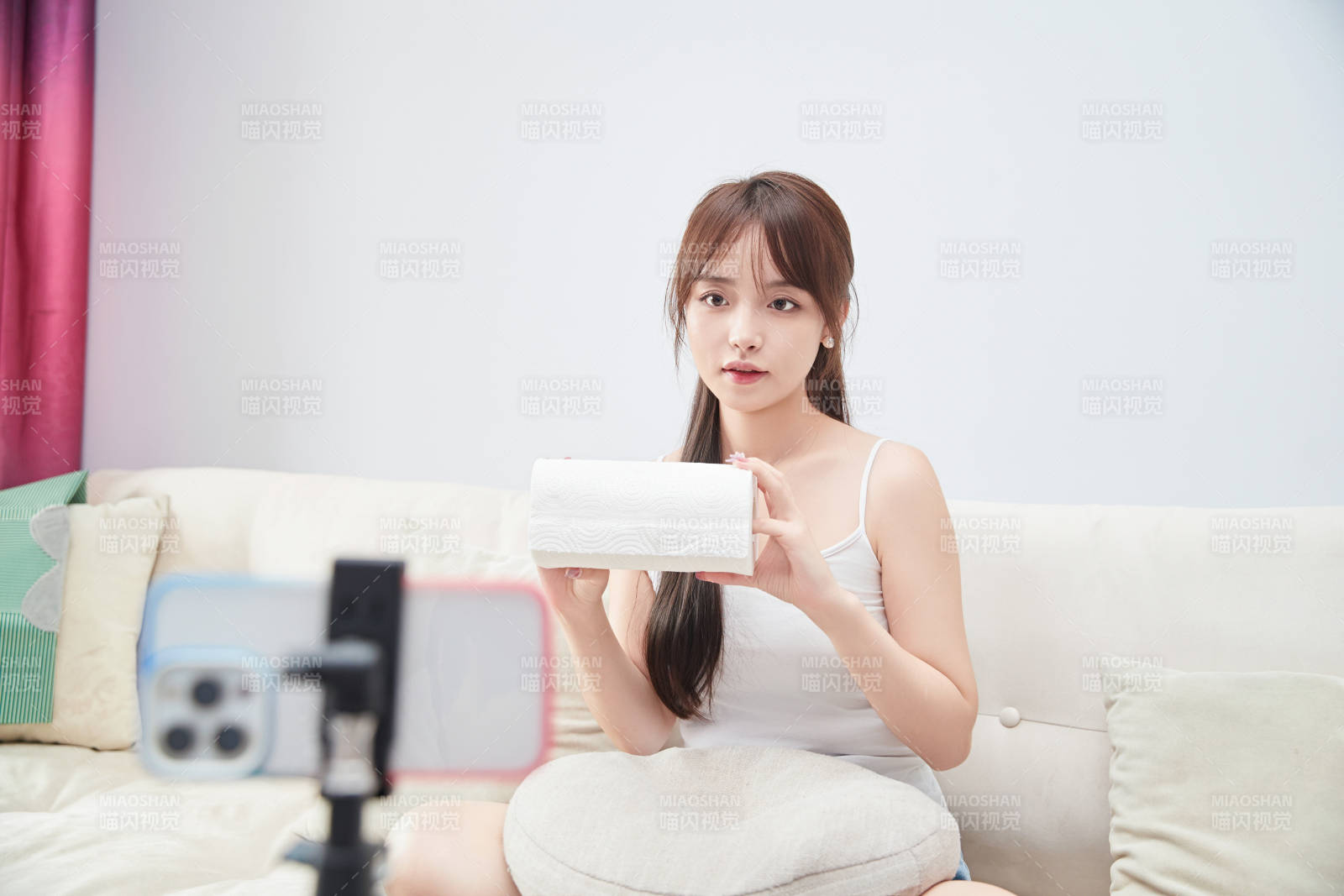 正在進行網(wǎng)絡(luò)直播帶貨的美女主播