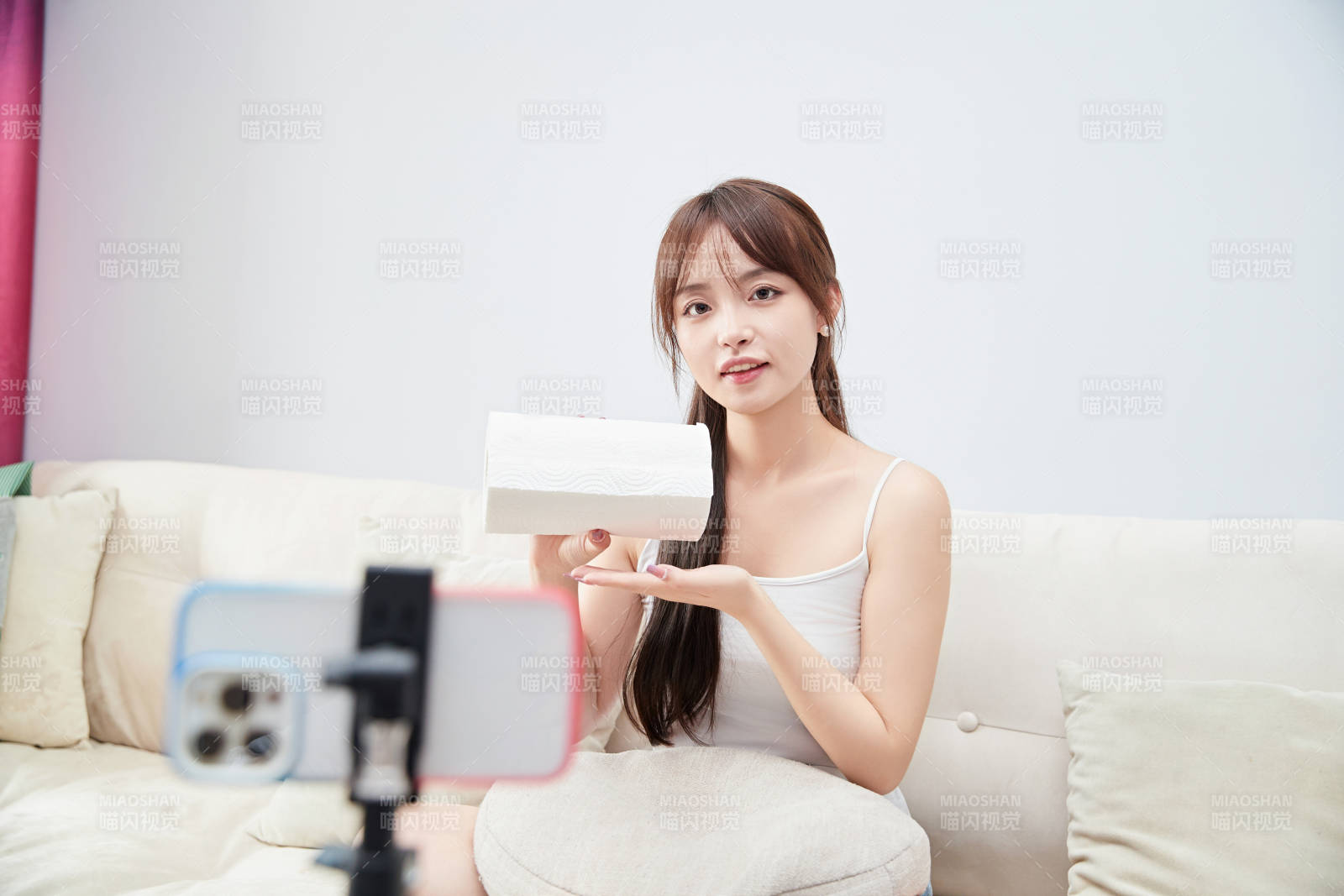 正在進行網絡直播帶貨的美女主播