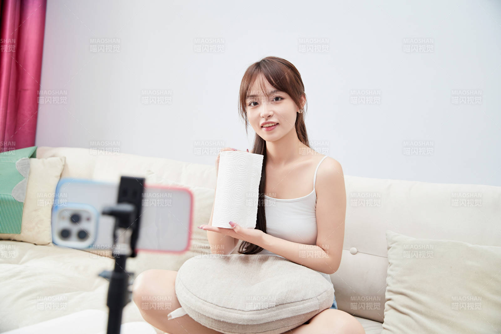 正在進(jìn)行網(wǎng)絡(luò)直播帶貨的美女主播