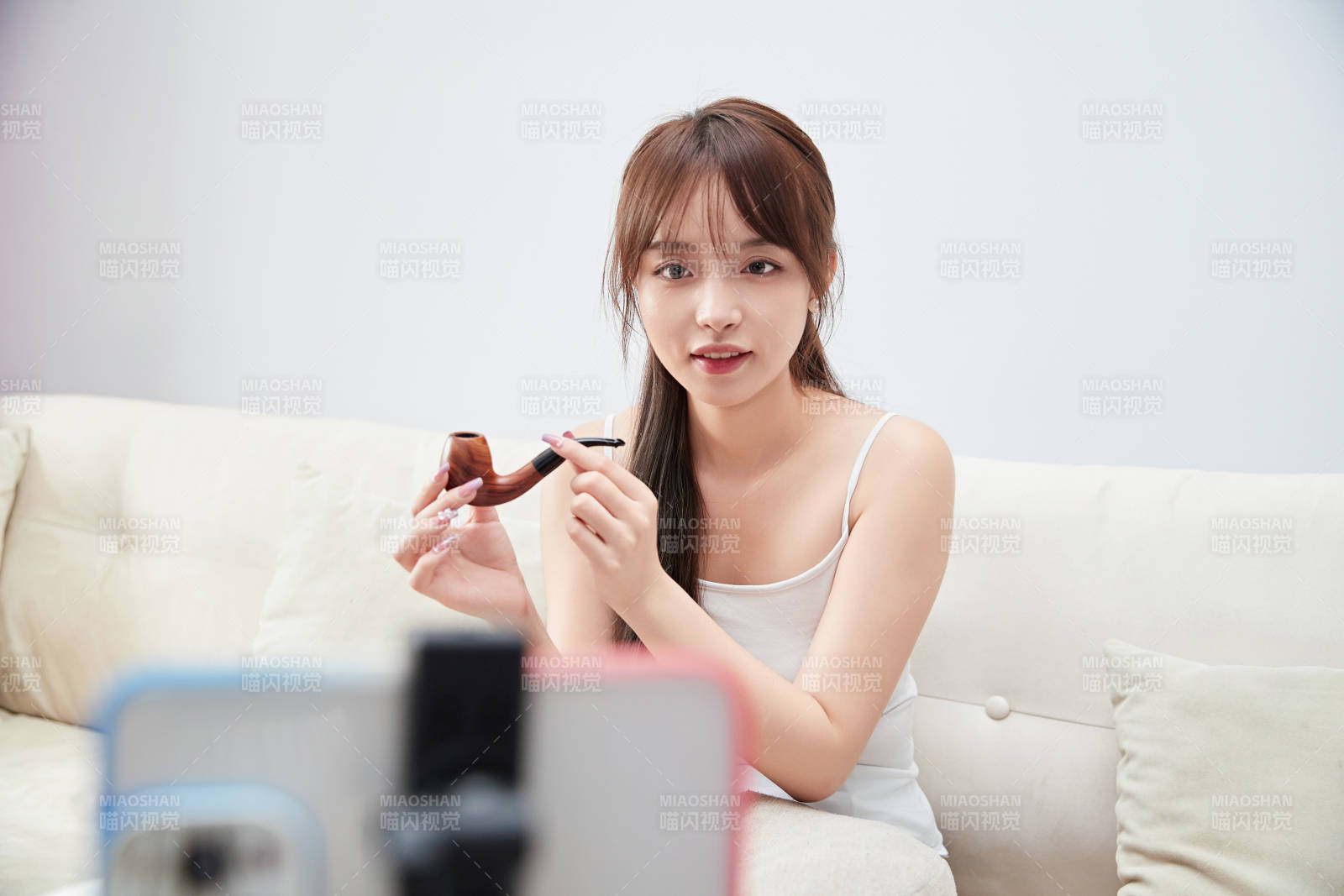 正在進行網絡直播帶貨的美女主播