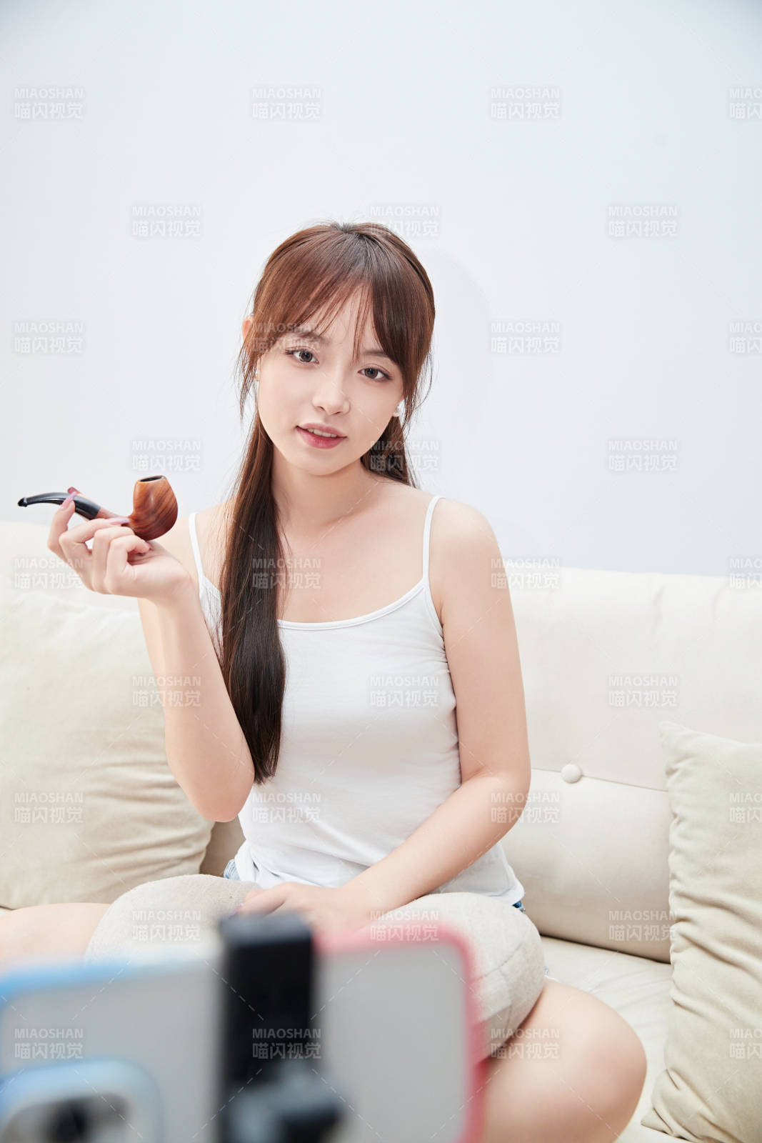 正在進行網絡直播帶貨的美女主播