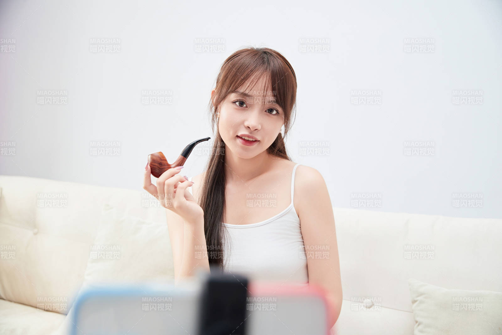 正在進行網絡直播帶貨的美女主播